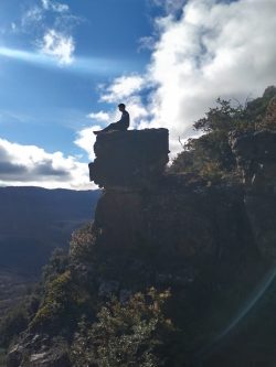 EN LA PIEDRA DEL ABISMO