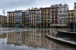 REFLEJO DE LLUVIA EN PLAZA DEL CASTILLO