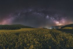 ARCO DE ESTRELLAS BAJO EL ORO SILENCIOSO