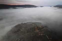 ECOS DEL PASADO. UN PUEBLO OLVIDADO EN LA BRUMA