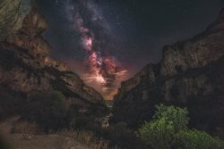 EL CAUCE DE ESTRELLAS CAE ENTRE LA PENUMBRA DE ROCAS DE LUMBIER