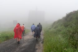 PEREGRINOS JUNTO A LA IGLESIA DE SAN SALVADOR DE IBAñETA