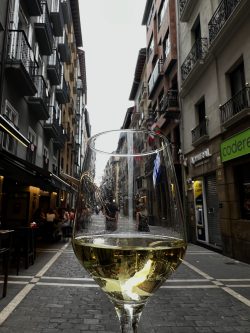 REFLEJOS DE ESTAFETA EN VINO