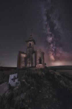 SILENCIO ETERNO BAJO LAS ESTRELLAS