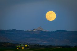 TRABAJANDO A LA LUZ DE LA LUNA