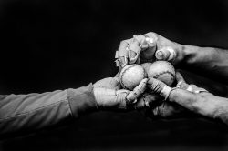 LAS MANOS QUE SOSTIENEN UNA TRADICIóN